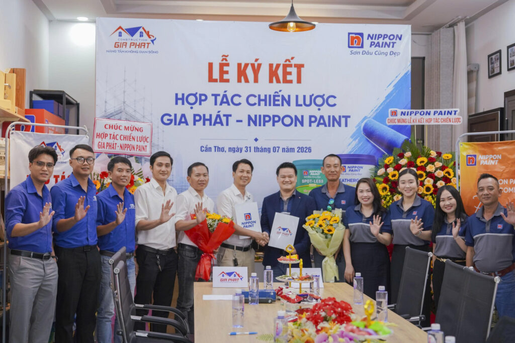 A large group of executives and team members celebrating the strategic partnership between Gia Phat and Nippon Paint.