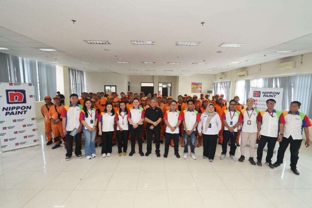 A large commemorative group photo of corporate representatives and municipal maintenance personnel.