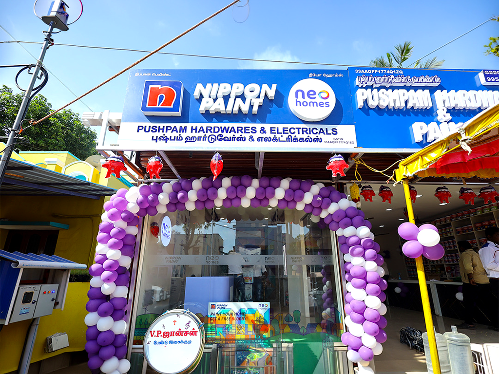 The storefront entrance of a NEO Homes consultative retail centre decorated with a purple balloon arch.